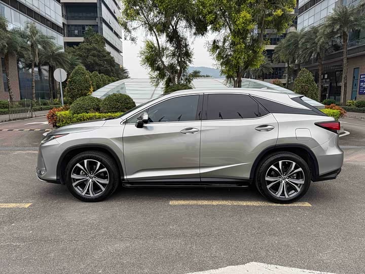Фото 23 - Lexus RX