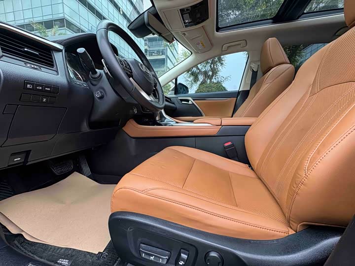 Фото 4 - Lexus RX