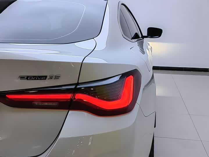 Фото 11 - BMW i4