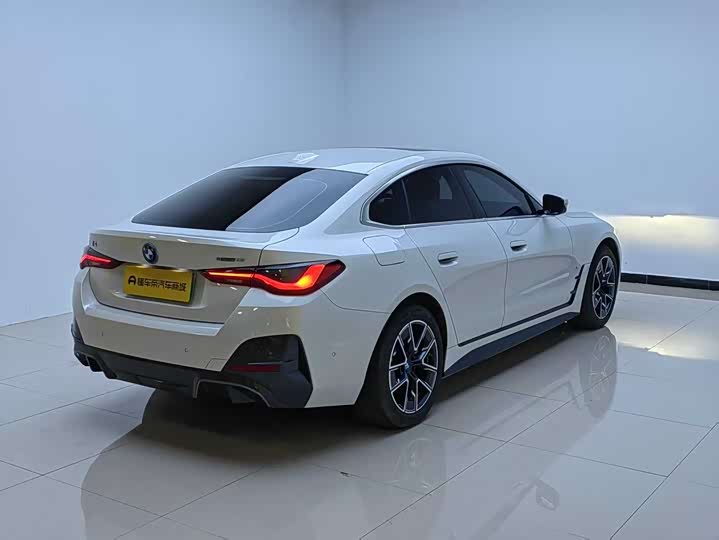 Фото 12 - BMW i4