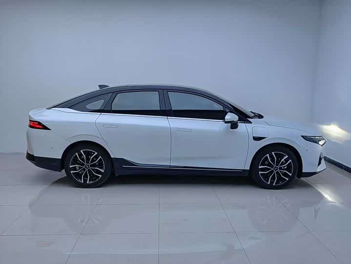 Фото 13 - BMW i4