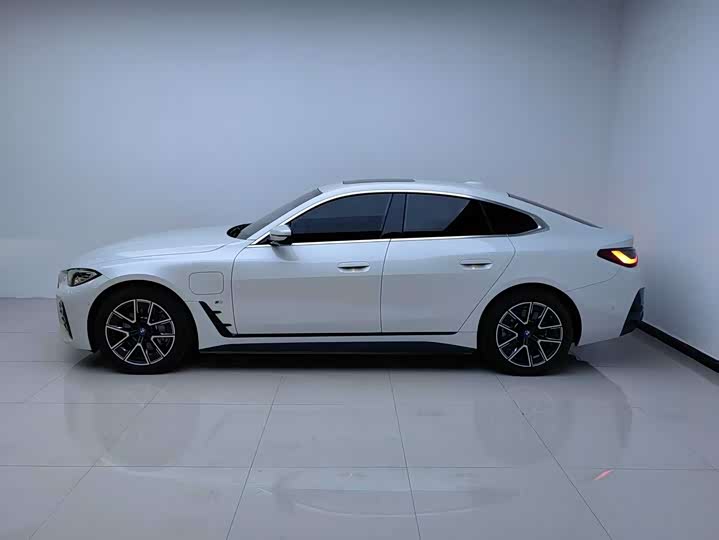 Фото 15 - BMW i4