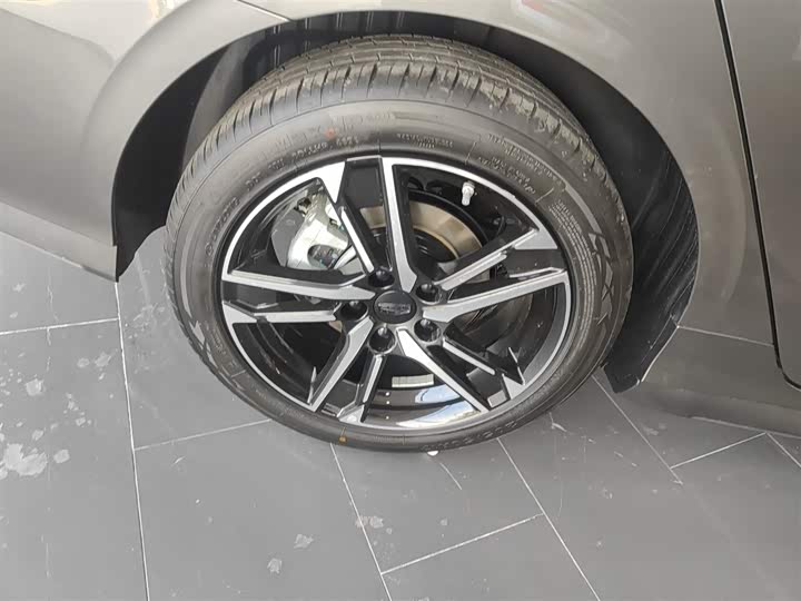 Фото 26 - Geely Binrui