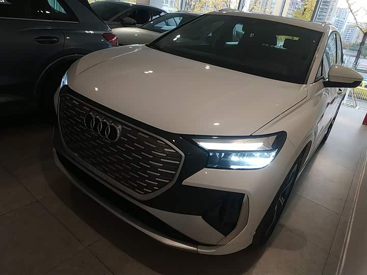 Фото 2 - Audi Q4 e-tron