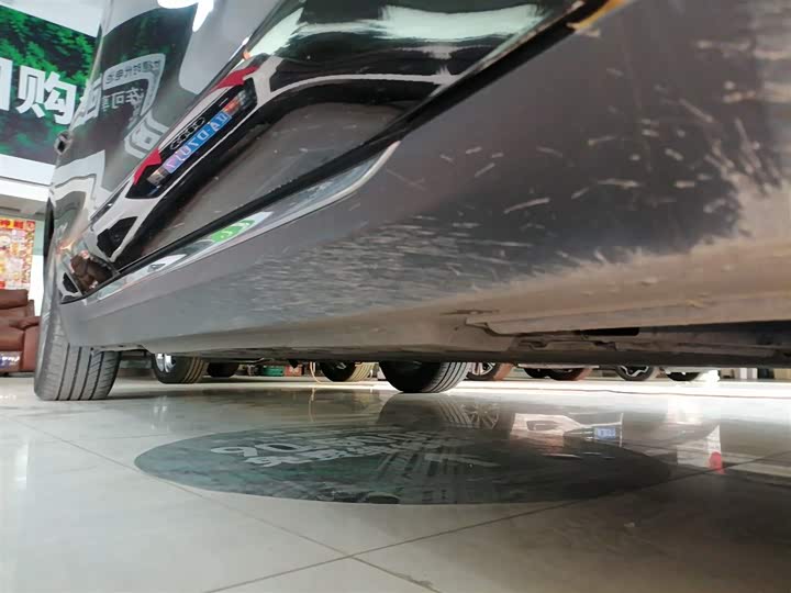 Фото 21 - Hongqi E-QM5