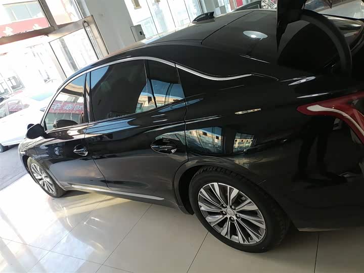 Фото 5 - Hongqi E-QM5