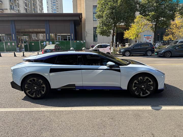 Фото 12 - HiPhi Z