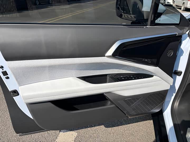 Фото 6 - HiPhi Z