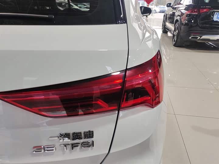Фото 8 - Audi Q3
