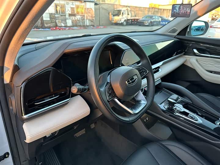 Фото 14 - Geely Monjaro