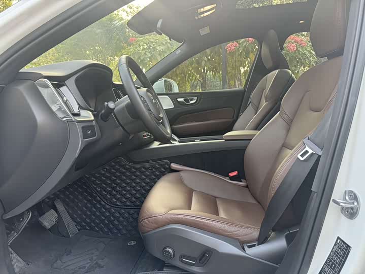 Фото 10 - Volvo XC60