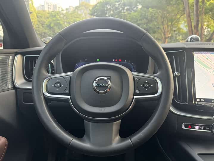 Фото 8 - Volvo XC60