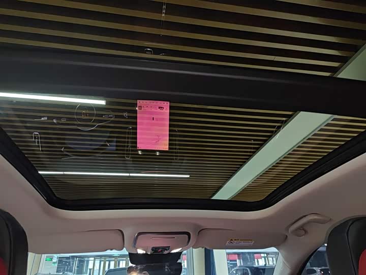 Фото 18 - Hongqi HS3