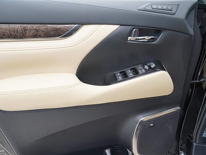 Фото 5 - Toyota Vellfire