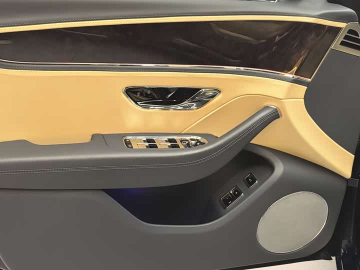 Фото 19 - Bentley Flying Spur