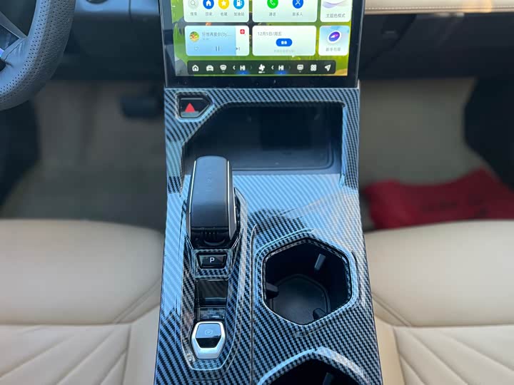 Фото 11 - Geely Atlas L