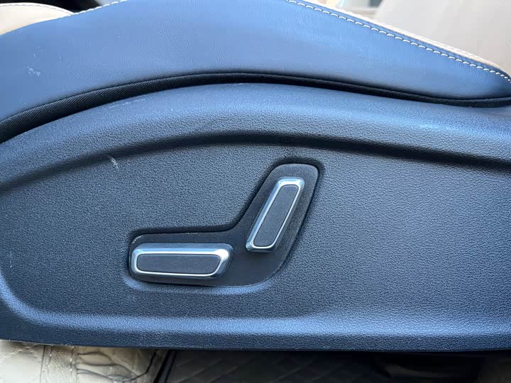 Фото 15 - Geely Atlas L