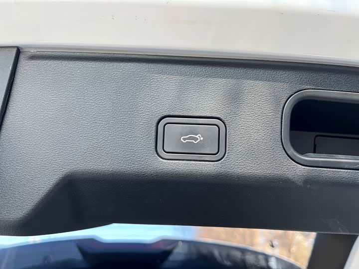 Фото 18 - Geely Atlas L