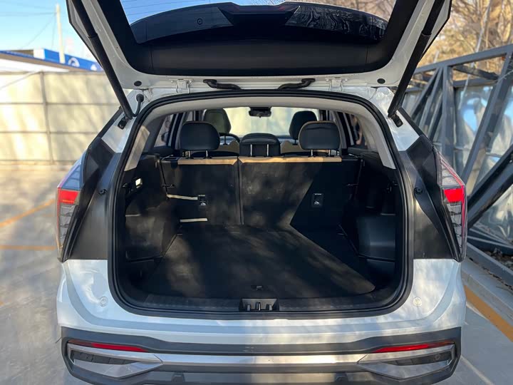 Фото 19 - Geely Atlas L