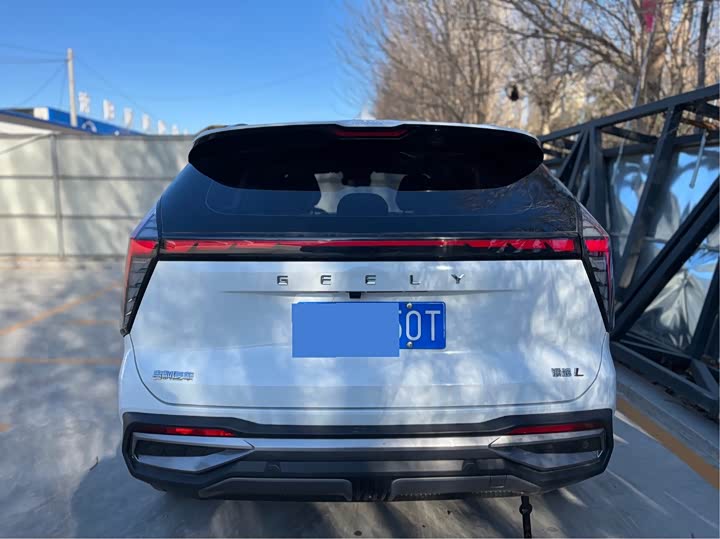 Фото 21 - Geely Atlas L