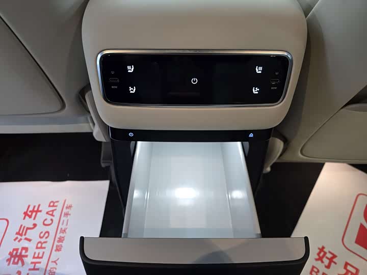 Фото 14 - LiXiang Mega