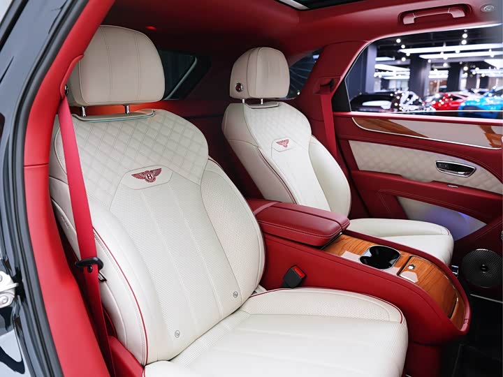 Фото 11 - Bentley Bentayga