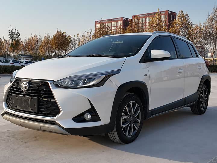 Фото 1 - Toyota Yaris L Hatchback