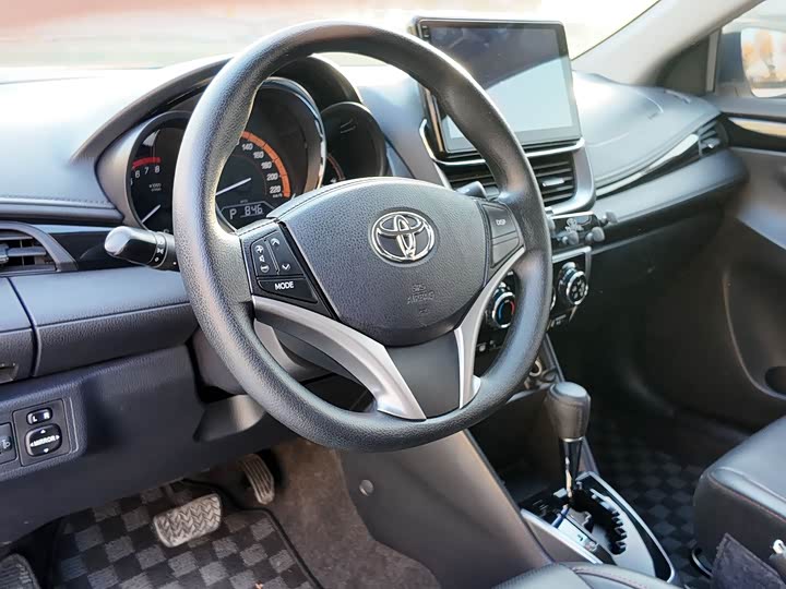 Фото 10 - Toyota Yaris L Hatchback