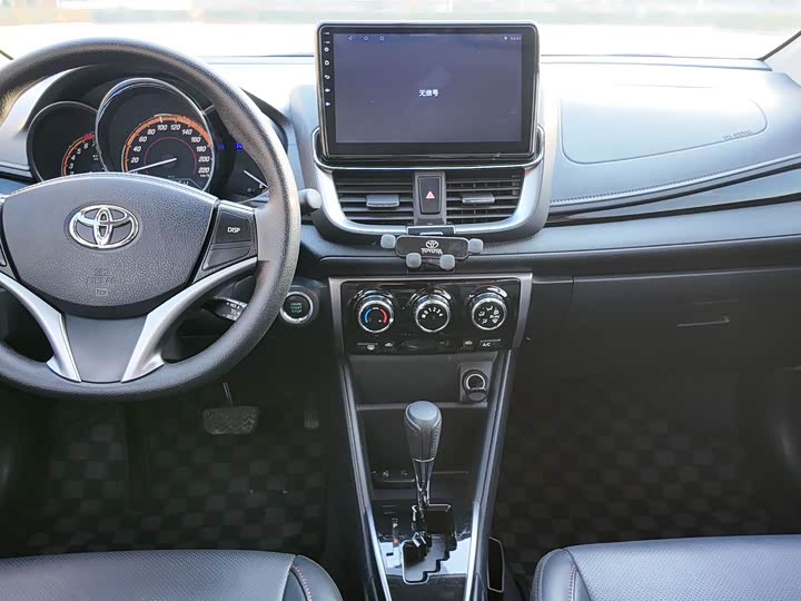 Фото 11 - Toyota Yaris L Hatchback