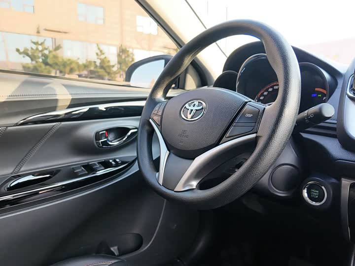 Фото 12 - Toyota Yaris L Hatchback