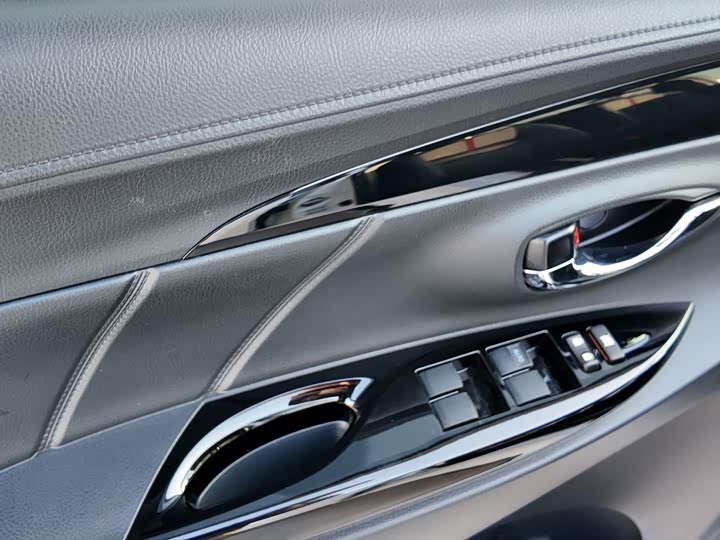 Фото 14 - Toyota Yaris L Hatchback