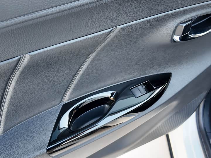 Фото 15 - Toyota Yaris L Hatchback