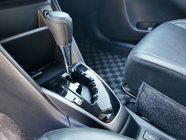 Фото 16 - Toyota Yaris L Hatchback