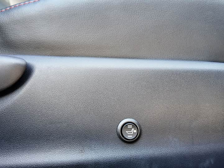 Фото 17 - Toyota Yaris L Hatchback