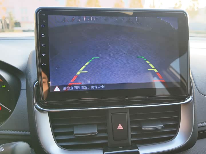 Фото 18 - Toyota Yaris L Hatchback