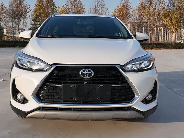 Фото 2 - Toyota Yaris L Hatchback