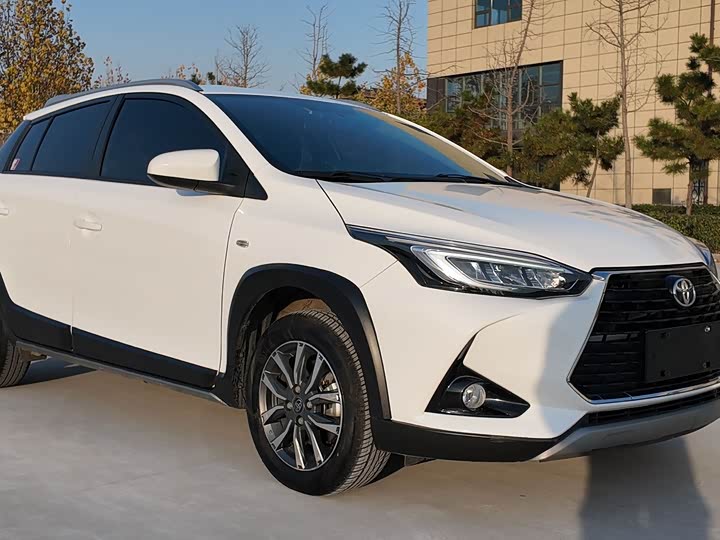 Фото 3 - Toyota Yaris L Hatchback