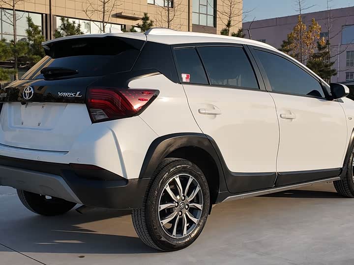 Фото 4 - Toyota Yaris L Hatchback