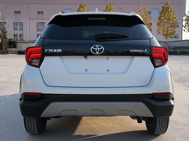 Фото 5 - Toyota Yaris L Hatchback