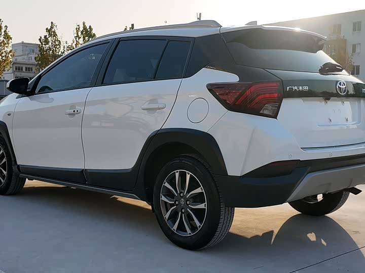 Фото 6 - Toyota Yaris L Hatchback