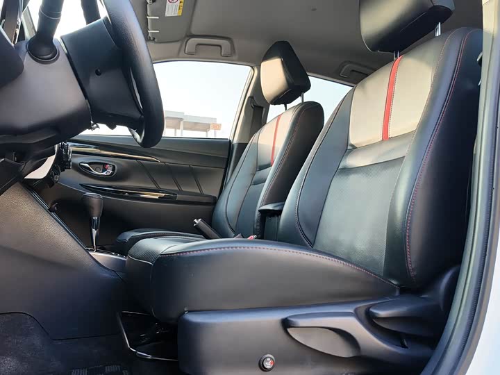 Фото 7 - Toyota Yaris L Hatchback