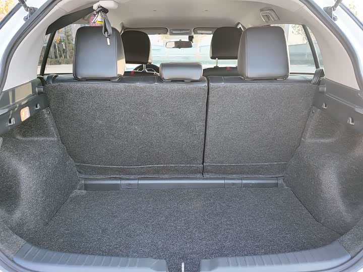 Фото 9 - Toyota Yaris L Hatchback