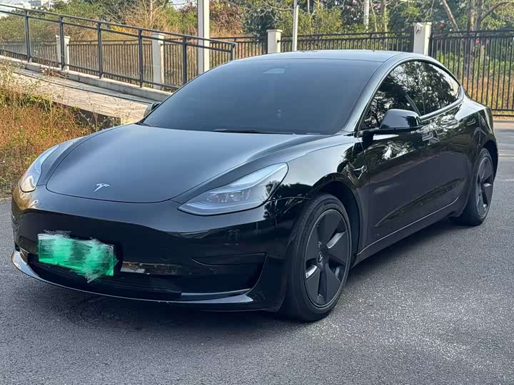 Фото 1 - Tesla Model 3