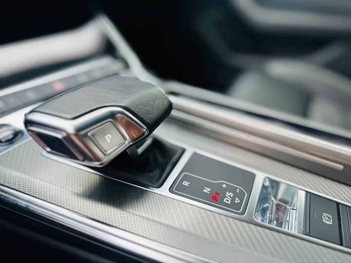 Фото 10 - Audi A6L