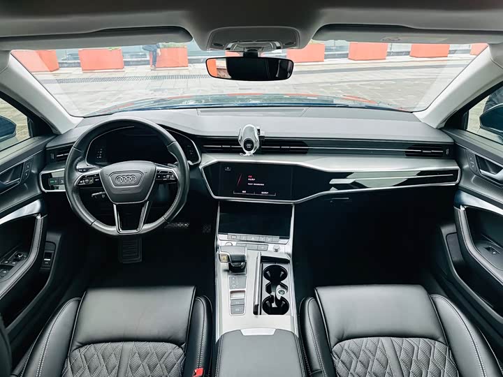 Фото 9 - Audi A6L