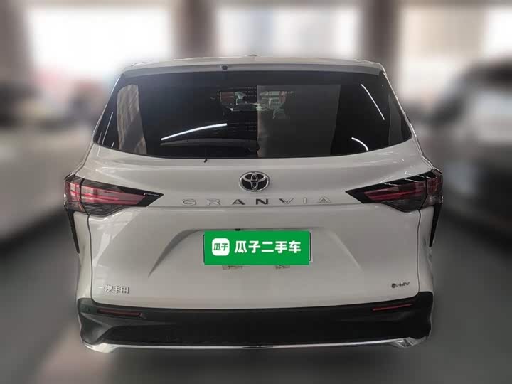 Фото 10 - Toyota Granvia