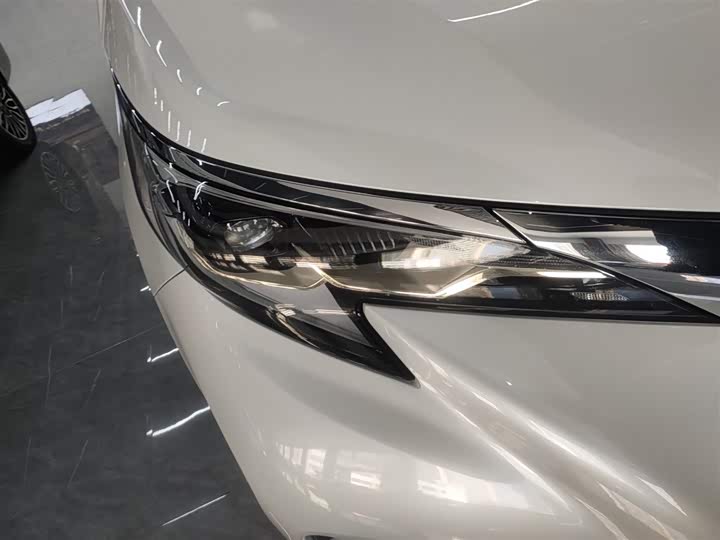 Фото 13 - Toyota Granvia