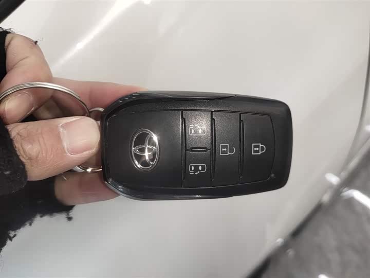 Фото 15 - Toyota Granvia