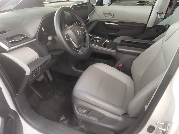 Фото 22 - Toyota Granvia