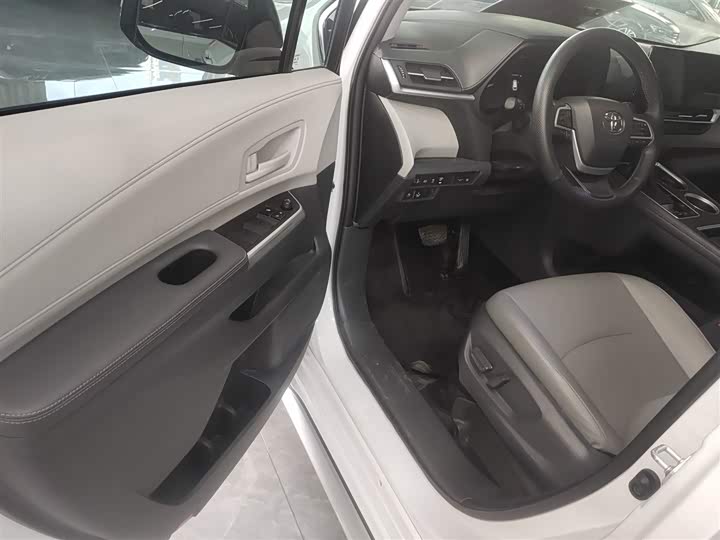 Фото 23 - Toyota Granvia